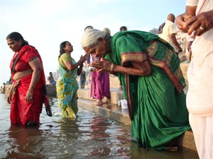 Sebastian Castelier Shutterstock_Indian Hindu pilgrims in Varanasi_Indijas hinduistu svētceļnieki Varanasi.jpg