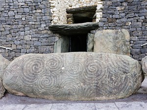 shutterstock_1713920851_stone faence around Newgrange monument_akmens nožogojums Ņūgrendžas kurgānā.jpg