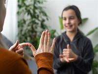 shutterstock_2261427969_girl learning sign language_meitene mācās zīmju valodu.jpg
