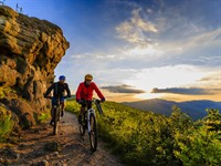 Shutterstock_662402611_Couple cycling_Pāris brauc ar velosipēdu.jpg