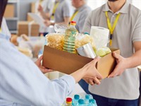 shutterstock_2703883385_food bank donations_pārtikas pakas trūcīgajiem.jpg