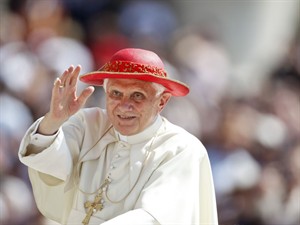 Alessia Pierdomenico Shutterstock_pope in red hat_pāvests sarkanā cepurē.jpg