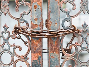 shutterstock_182654378_Rusting gate_Sarūsējuši vārti.jpg