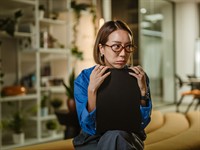 shutterstock_2712211199_shy and insecure woman_kautrīga un nepārliecināta sieviete.jpg