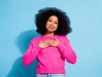 shutterstock_2694381407_woman expressing gratitude_sieviete izrāda pateicību.jpg