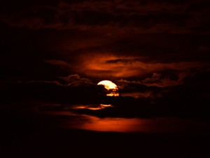 shutterstock_1690226302_red moon_sarkans mēness.jpg