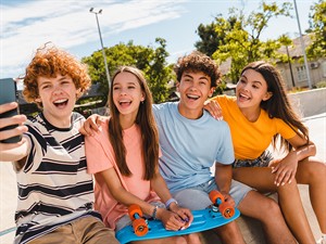 shutterstock_2508547129_teenagers friends_pusaudžu draugu kompānija.jpg