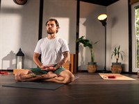 Shutterstock_2512026425_A man sits cross-legged_Vīrietis sēž sakrustotām kājām.jpg
