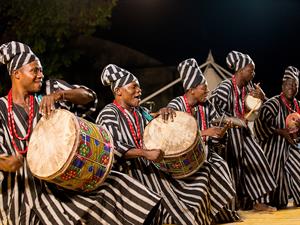 Simon Kovacic_Shutterstock_musician of Benin traditional dance_Benin tradicionālo deju muzikanti.jpg