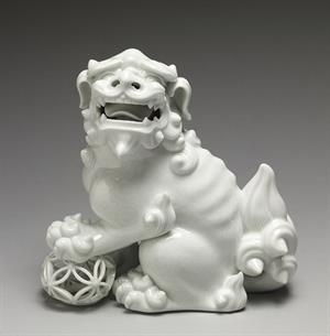 1006px-Japanese_-_Figurine_(_Okimono_)_of_a_Lion_with_a_Ball_-_Walters_491757.jpg