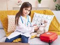 Shutterstock_2250575341_girl playing doctor_meitene spēlē ārstu.jpg