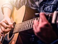 ģitāra tuvplānā.jpg