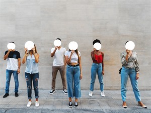 shutterstock_2703666747_group of young adults hiding their faces_jaunieši slēpj savas sejas.jpg