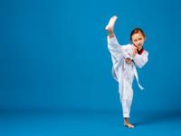 Shutterstock_2323092455_practicing martial arts_mācās cīņas mākslu.jpg