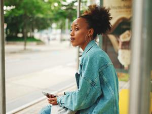 Shutterstock_2286538651_woman at bus stop_sieviete autobusa pieturā.jpg