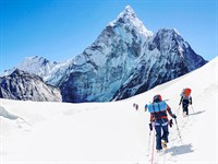 shutterstock_1770226445_climbers reaching the Everest_klinšu kāpēji sasniedz Everestu.jpg