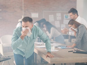 shutterstock_1622092759_evacuation of people from burning office_cilvēku evakuācija no degoša ofisa.jpg