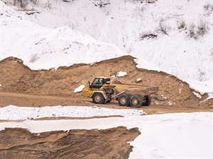 shutterstock_2723289329_sand quarry during winter_smilšu karjers ziemā.jpg