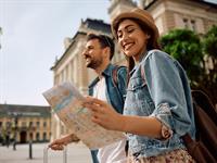 shutterstock_2476924355_couple travelling_pāris ceļo.jpg