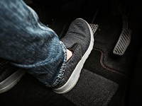 shutterstock_1617778717_pressing brake pedal_spiež bremžu pedāli.jpg