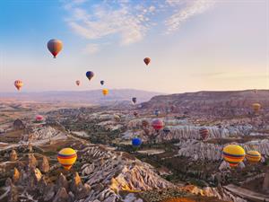Shutterstock_94447651_hot air balloons_gaisa baloni.jpg