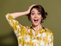 shutterstock_2601162117_surprised woman_pārsteigta sieviete.jpg