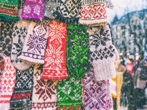 shutterstock_1216533700_Latvian national mittens_dūraiņi ar Latvijas nacionālajiem rakstiem.jpg