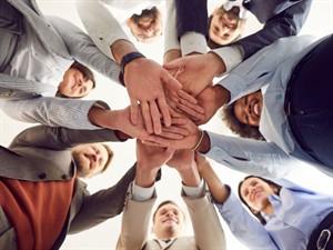 Shutterstock_2745427853_people putting their arms together_cilvēki saliek rokas kopā.jpg