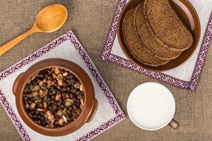 Latviešu tradicionālais ēdiens.jpg