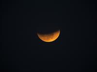 Shutterstock_1014416587_partial lunar eclipse_daļējs mēness aptumsums.jpg