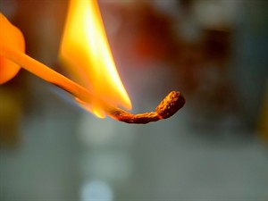 shutterstock_2333509451_burning matchstick_degošs sērkociņš.jpg