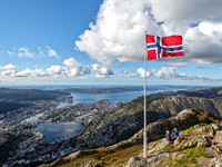 shutterstock_1144822769_Norway landscape with flag_Norvēģijas ainava ar karogu.jpg