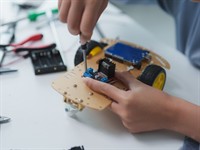 Shutterstock_2602018821_robotics toy car_robotikas rotaļu automašīna.jpg