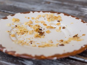shutterstock_1434599207_a plate of crumbs from the cake_šķīvis ar drupačām no kūkas.jpg