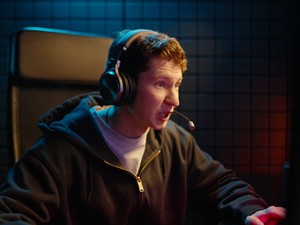 shutterstock_2745977739_teen steamer and gamer_pusaudzis strīmeris un geimeris.jpg