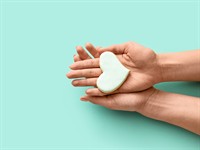 shutterstock_2053675934_heart shaped cookie in hands_sirsniņas cepums rokās.jpg