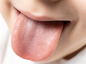 shutterstock_2374596109_tongue_mēle.jpg