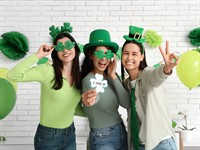 shutterstock_2425459311_Saint Patricks Day celebration_Svētā Patrika dienas svinības.jpg