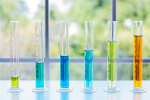 shutterstock_1263792562_many measuring cylinders_daudz mērcilindru.jpg