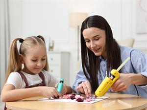 shutterstock_2619337825_mother and daughter making crafts_māte ar meitu nodarbojas ar rokdarbiem.jpg