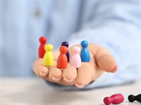 shutterstock_2658954099_colorful pawns_krāsainas figūriņas.jpg