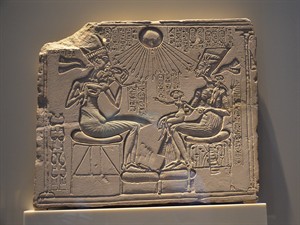 D.serra1 Shutterstock_Akhenaten and Nefertiti_Ehnatons un Nofretete.jpg