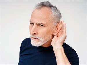 shutterstock_2468602779_old man having hearing problems_vecs vīrietis ar dzirdes traucējumiem.jpg
