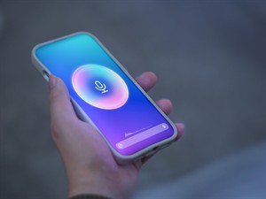 shutterstock_2755540071_using phone voice assistant_izmanto balss asistentu viedtālrunī.jpg