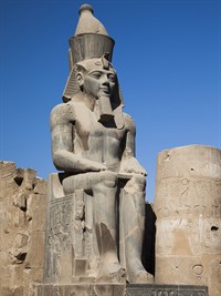 shutterstock_761827825_Statue of Rameses II at Luxor Temple_Ramzesa II statuja Luksoras templī.jpg