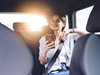 shutterstock_2132910857_woman in backseat_sieviete aizmugurējā sēdeklī.jpg