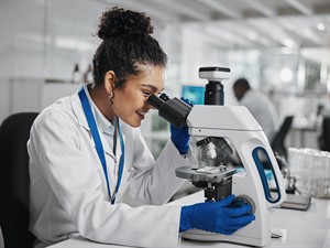 shutterstock_2483386627_scientist_zinātniece.jpg