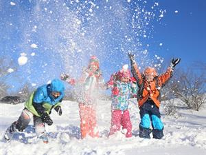 Shutterstock_1578661873_kids playing in snow_bērni spēlējas sniegā.jpg