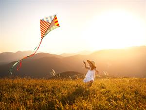 Shutterstock_1117419056_girl with kite_meitene ar vēja pūķi.jpg