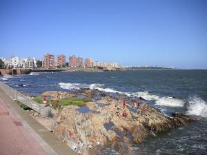 800px-Mar_revuelto_en_Montevideo.jpg